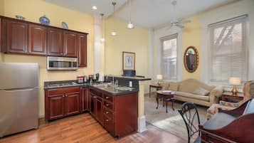Executive Suite, 1 Bedroom | Private kitchen