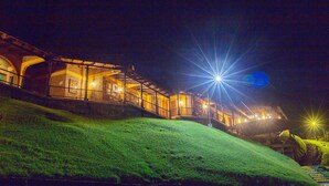 A building with a covered walkway and steps leading up to it. - Finca Hotel Rancho San Antonio (Salento)