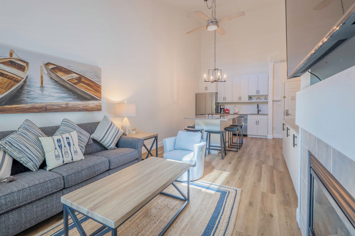 Suite estándar, 1 cama King size y sofá cama | Área de sala de estar | Televisión y chimenea