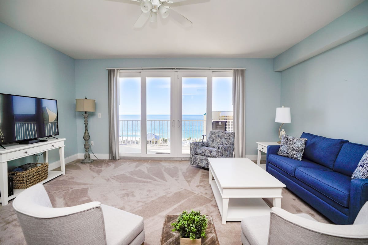Apartamento, 1 habitación, vistas al mar (1002) | Zona de estar | Smart TV de 50 pulgadas con canales por cable, además de Netflix, Hulu