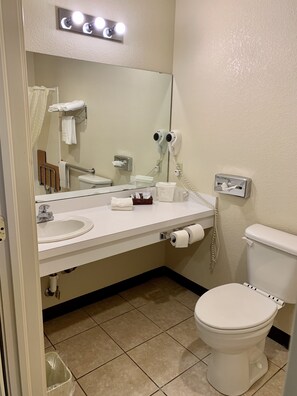 Habitación, 1 cama matrimonial, con acceso para personas discapacitadas | Baño | Amenidades de baño gratuitas, secadora de cabello, toallas, jabón 