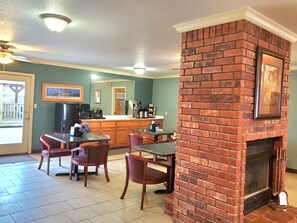 Free daily continental breakfast  - Candlelight Inn & Suites Hwy 69 near McAlester (McAlester)
