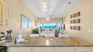 Casa adosada, 3 habitaciones, frente a la playa (Beachside West 5) | Cocina privada | Frigorífico, microondas, horno y placa de cocina