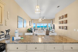 Casa de ciudad, 3 habitaciones, frente al mar (Beachside West 5) | Cocina privada | Refrigerador, microondas, horno y parrilla de estufa 