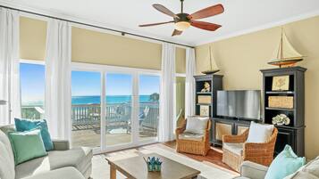 Casa adosada, 3 habitaciones, frente a la playa (Beachside West 7) | Zona de estar | Una televisión