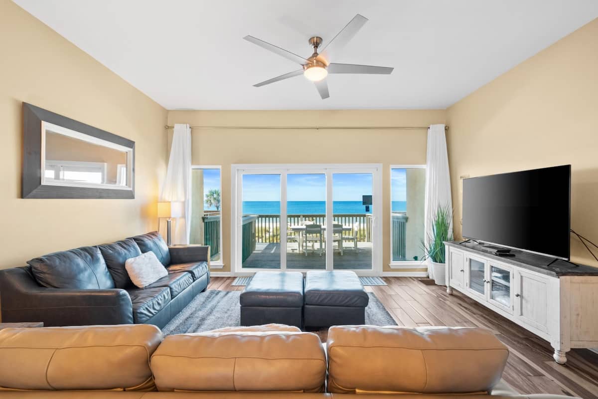 Resortwoning, 3 slaapkamers, aan het strand (Beachside West 5) | Woonruimte | Een televisie