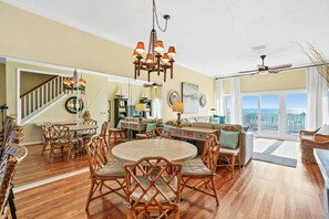 Townhome, 3 Bedrooms, Beachfront (Beachside West 7) | In-room dining