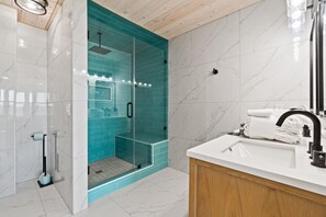 Casa de ciudad, 3 habitaciones, frente al mar (Beachside West 5) | Baño | Tina con regadera, toallas, shampoo 