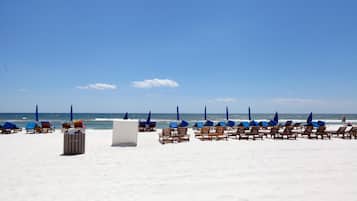 Na praia, areia branca