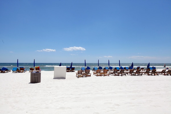 Na praia, areia branca