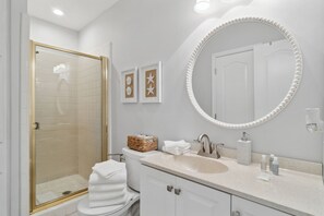 Kondominium, 2 kamar tidur (72B) | Kamar mandi | Kombinasi shower/bathtub dan handuk