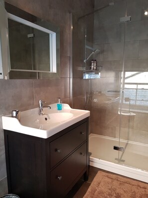 Deluxe Double or Twin Room, Ensuite, Garden View (Arthur's Gate) | Bathroom | Free toiletries, hair dryer, towels - The Covenstead (Glastonbury)