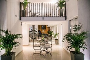 Televisión de pantalla plana de 32 pulgadas con canales por cable