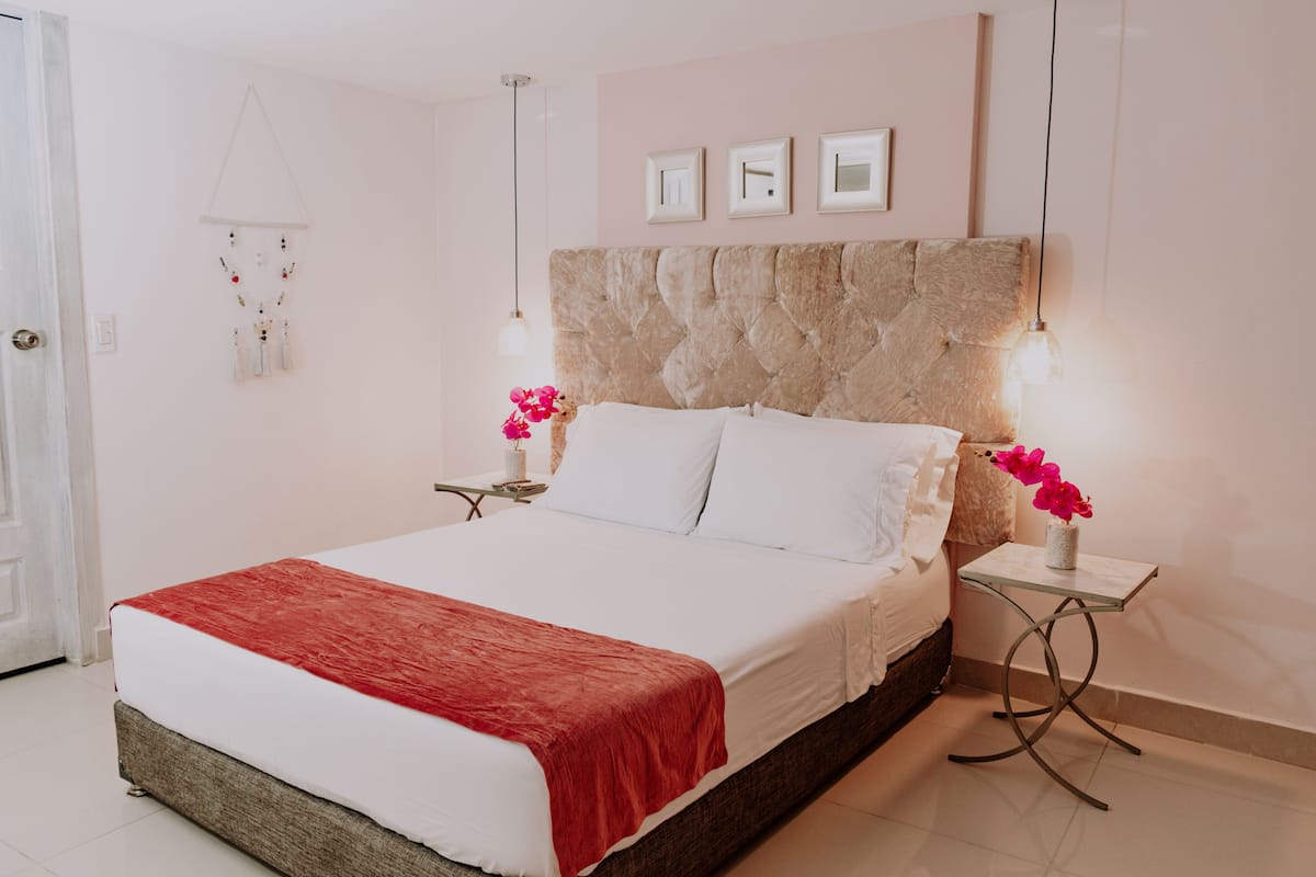 Habitación estándar doble | Ropa de cama hipoalergénica, caja fuerte, tabla de planchar con plancha