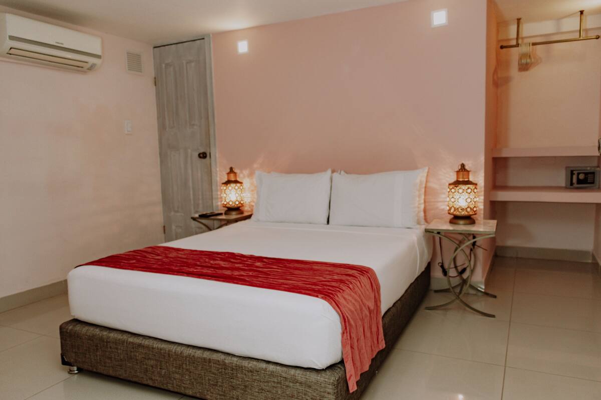 Habitación estándar, varias camas | Ropa de cama hipoalergénica, caja fuerte, tabla de planchar con plancha