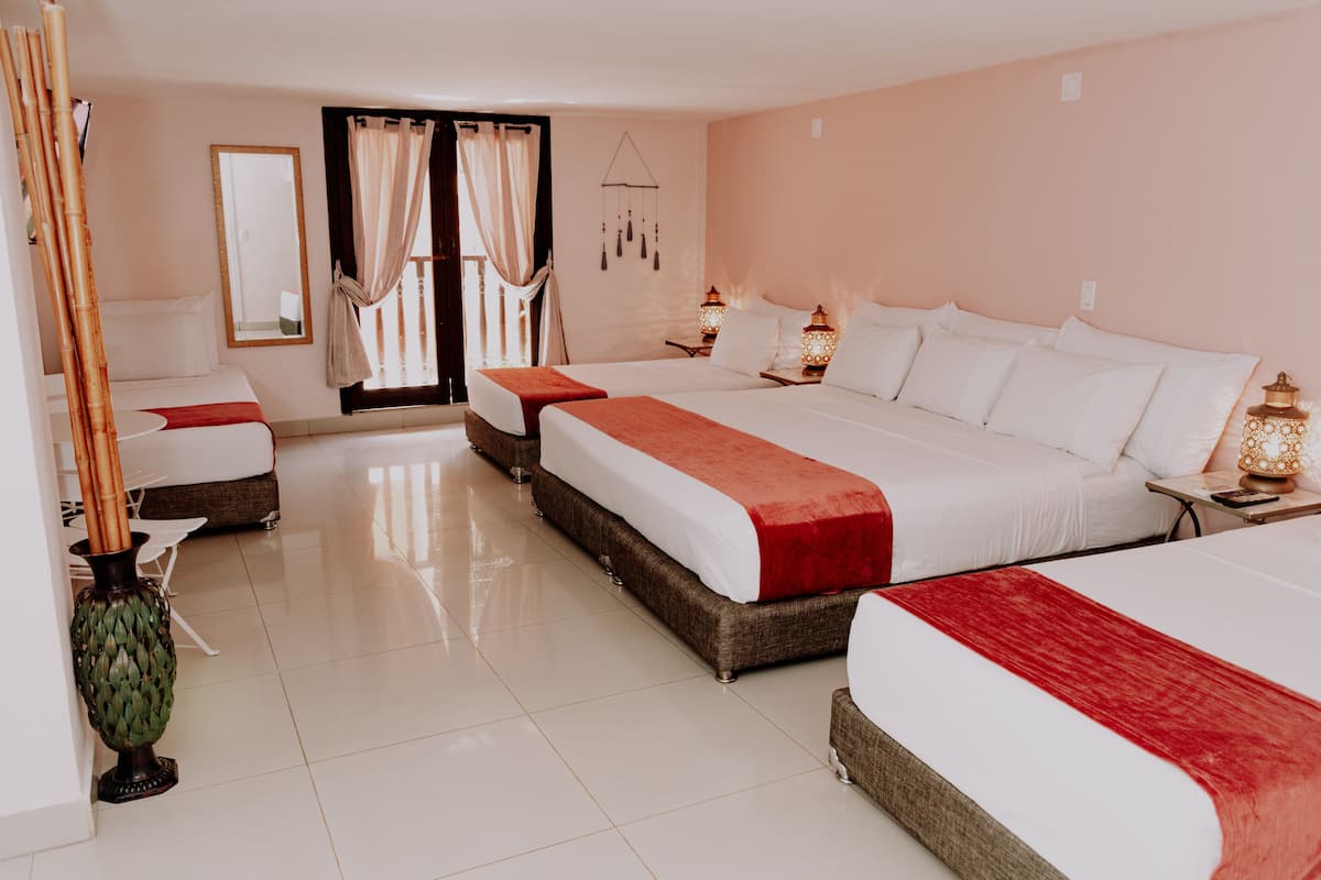 Habitación familiar, 1 habitación | Ropa de cama hipoalergénica, caja fuerte, tabla de planchar con plancha