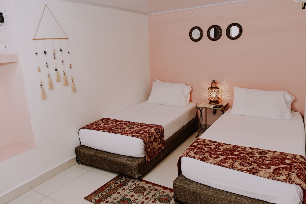 Habitación básica con 2 camas individuales | Ropa de cama hipoalergénica, caja fuerte, tabla de planchar con plancha