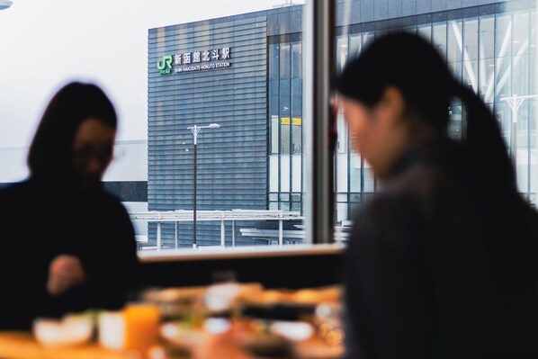 Tägliches Frühstücksbuffet gegen Gebühr