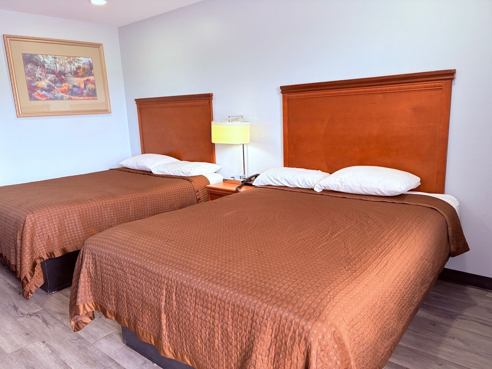 Quarto, 2 camas Queen, para não fumantes | Escrivaninha, Wi-Fi de cortesia, roupa de cama