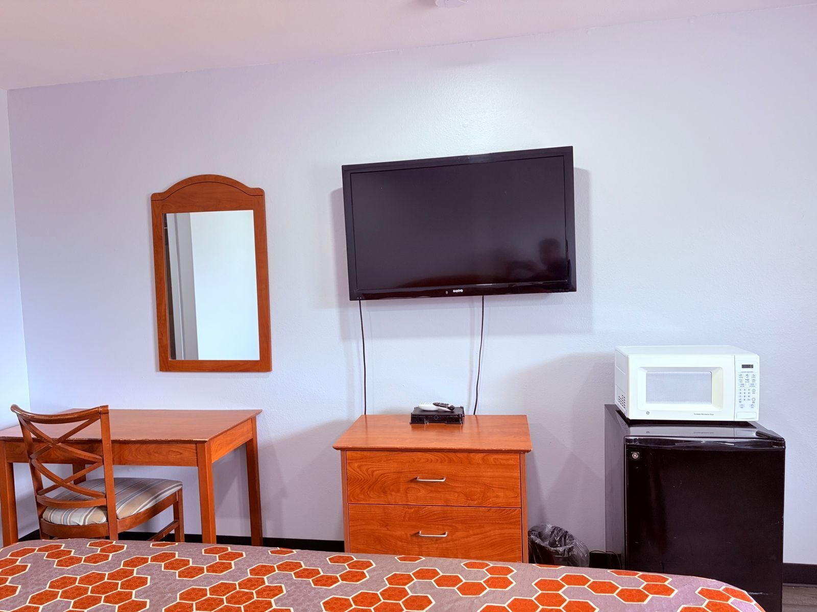 Room, 1 King Bed, Non Smoking | Desk, free WiFi, bed sheets