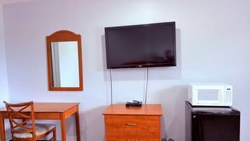 Room, 1 King Bed, Non Smoking | Desk, free WiFi, bed sheets