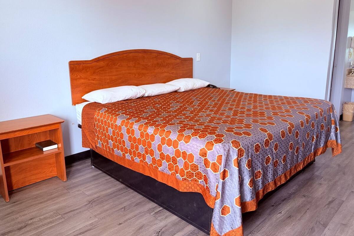 Room, 1 King Bed, Non Smoking | Desk, free WiFi, bed sheets