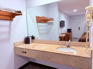 Quarto, 2 camas Queen, para não fumantes | Banheiro | Chuveiro/banheira combinados, produtos de toalete grátis