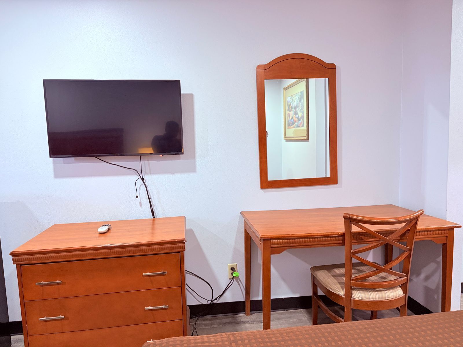 Escritorio, wifi gratis y ropa de cama 