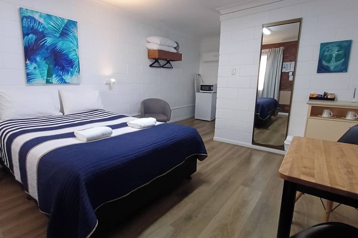 Standard Double Room, 1 Katil Raja (King), Refrigerator & Microwave, Ground Floor | Busa memori, dihias secara berasingan, meja, langsir/tirai gelap terus