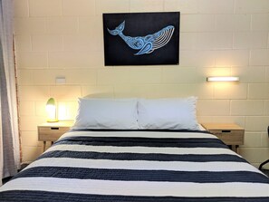 Chambre Double Standard, 1 grand lit, réfrigérateur et four à micro-ondes, rez-de-chaussée | Matelas mémoire de forme, décoration personnalisée, bureau