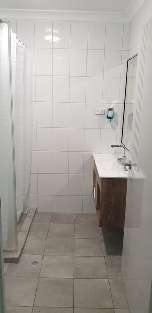 Buồng tắm vòi sen, đồ dùng nhà tắm miễn phí, máy sấy tóc, khăn tắm 