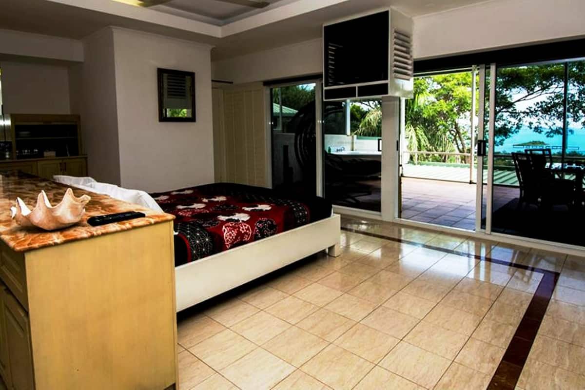 honeymoon suite | iron/ironing board, bed sheets