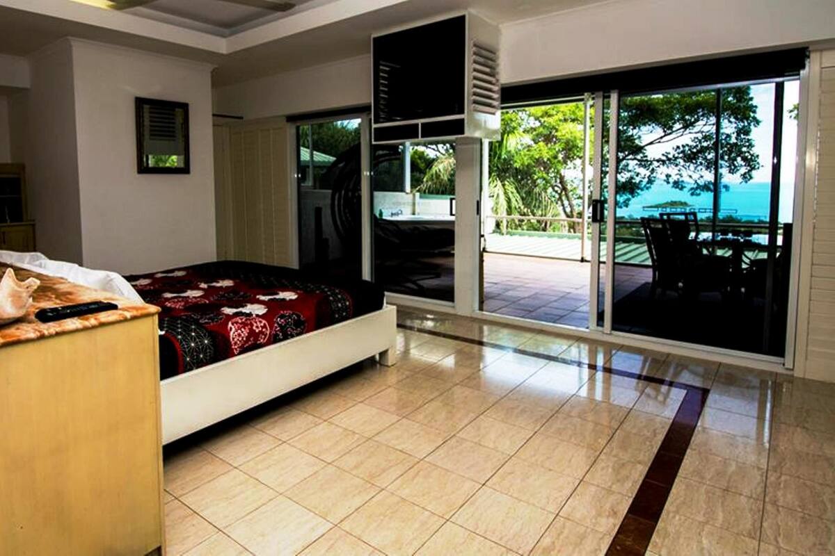 Honeymoon Suite | Iron/ironing board, bed sheets