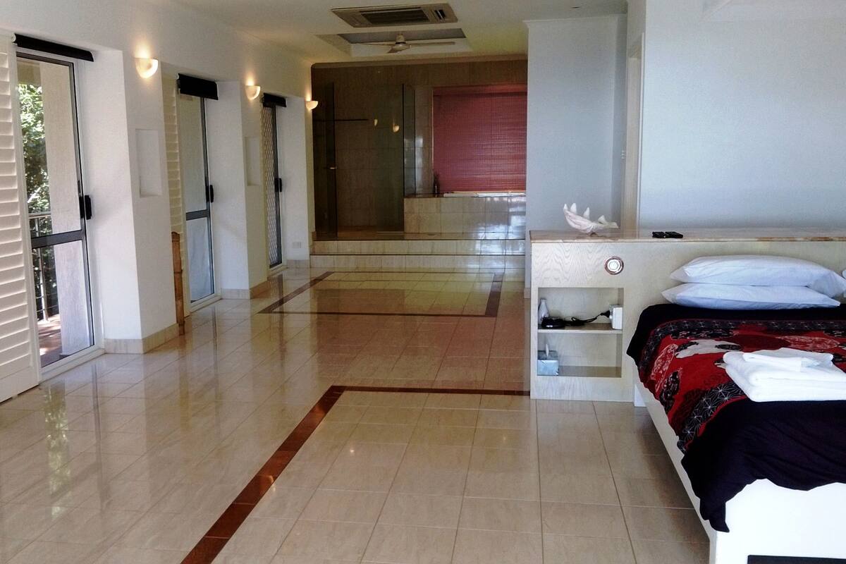 Iron/ironing board, bed sheets