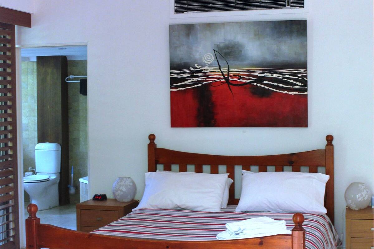 Iron/ironing board, bed sheets