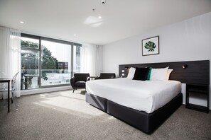 Studio | Premium bedding, individually decorated, individually furnished, desk - The Metrotel Motel (New Plymouth)