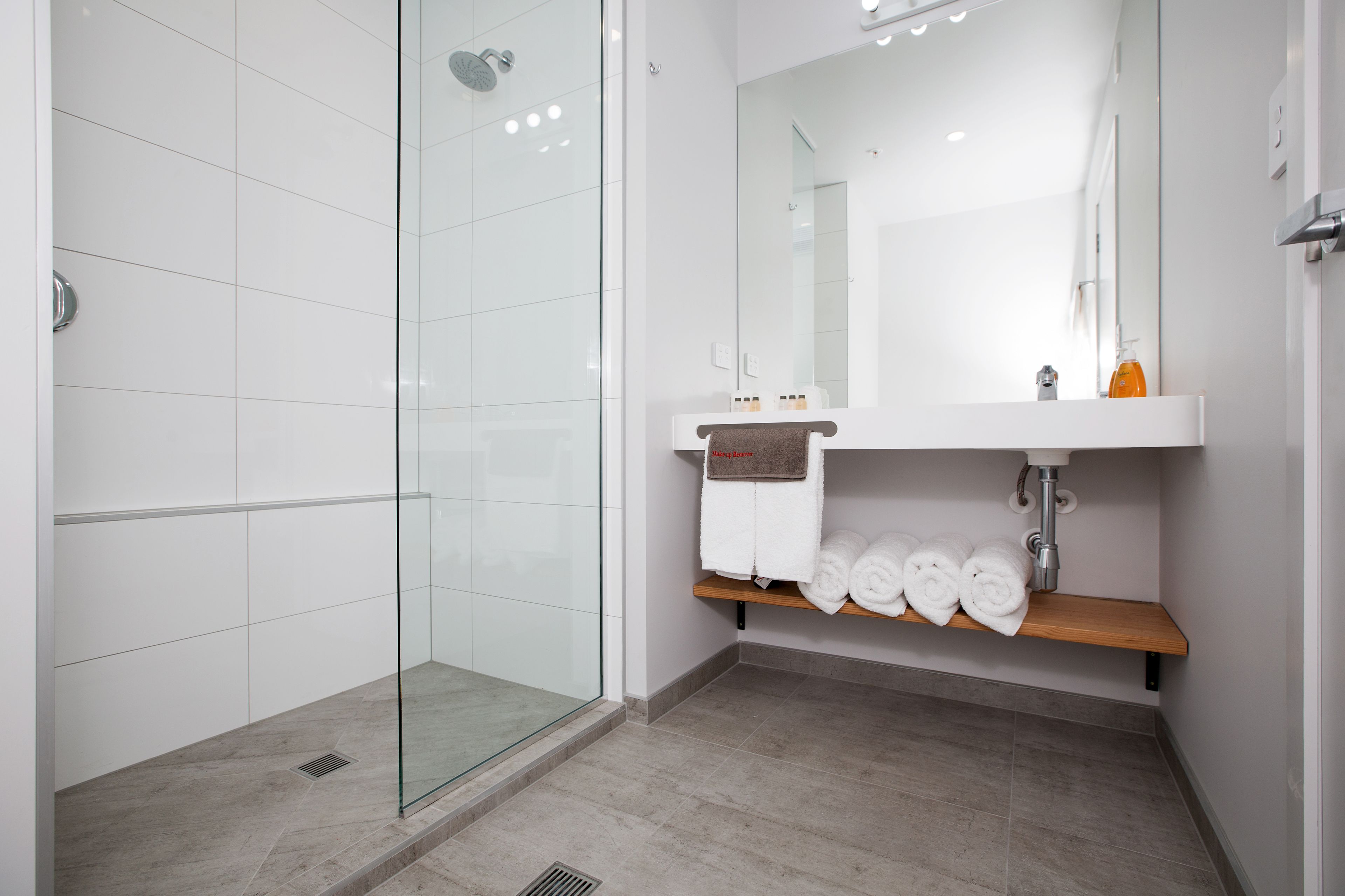 Doppel- oder Zweibettzimmer, 2 Schlafzimmer, Zwischengeschoss | Badezimmer | Dusche, umweltfreundliche Kosmetikartikel, Haartrockner, Handtücher