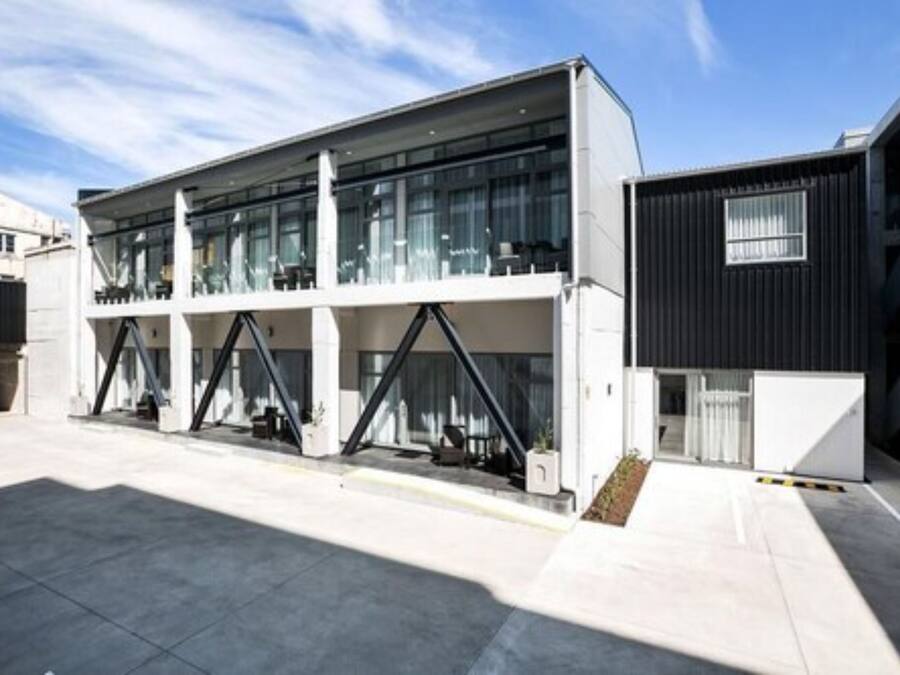 Um edifício moderno com fachada de vidro e exterior preto.