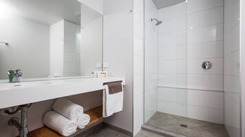 Studio | Bathroom | Shower, eco-friendly toiletries, hair dryer, towels