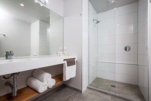 Estudio | Baño | Ducha, artículos de higiene personal ecológicos y secador de pelo