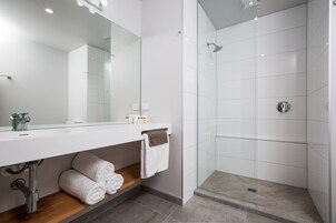 Ducha, artículos de tocador ecológicos, secador de pelo, toallas