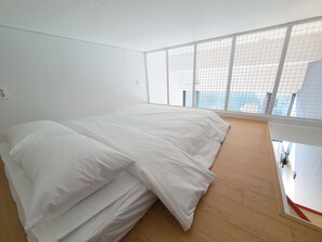Premium bedding, soundproofing, iron/ironing board, free WiFi - Yolo Guesthouse - Hostel (Seoul)