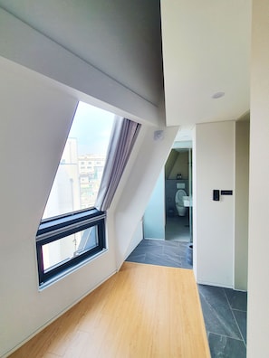 Design Single Room (2) | Premium bedding, soundproofing, iron/ironing board, free WiFi - Yolo Guesthouse - Hostel (Seoul)