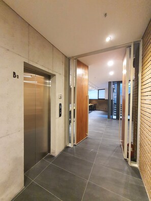 Elevator - Yolo Guesthouse - Hostel (Seoul)