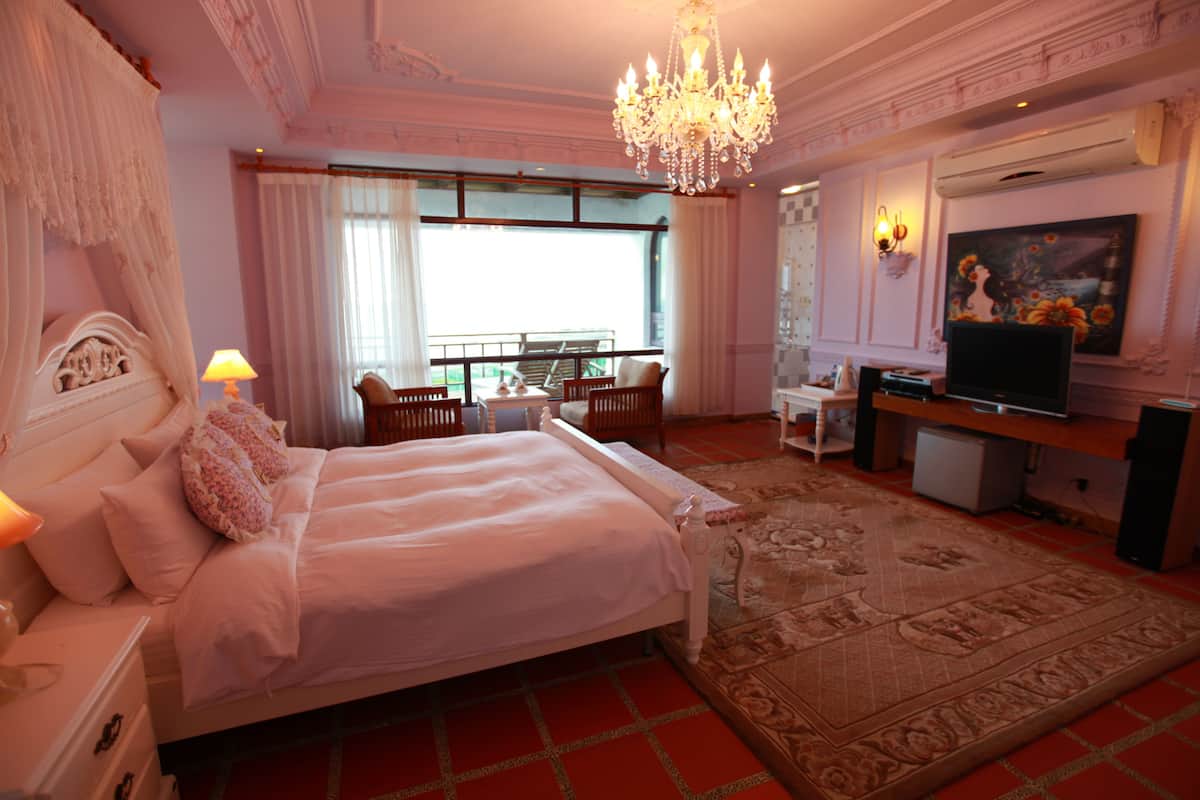 Honeymoon Room | Desk, blackout curtains, rollaway beds, free WiFi