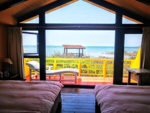 Een bureau, verduisterende gordijnen, extra bedden (toeslag)