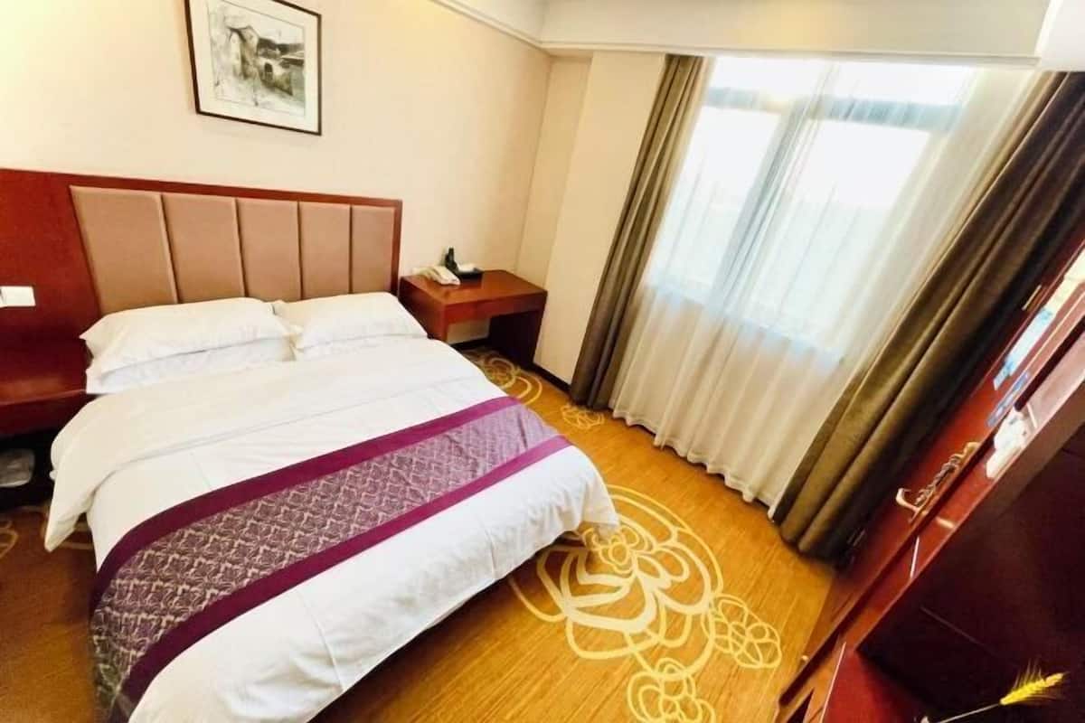 Premium bedding, individually decorated, individually furnished, desk