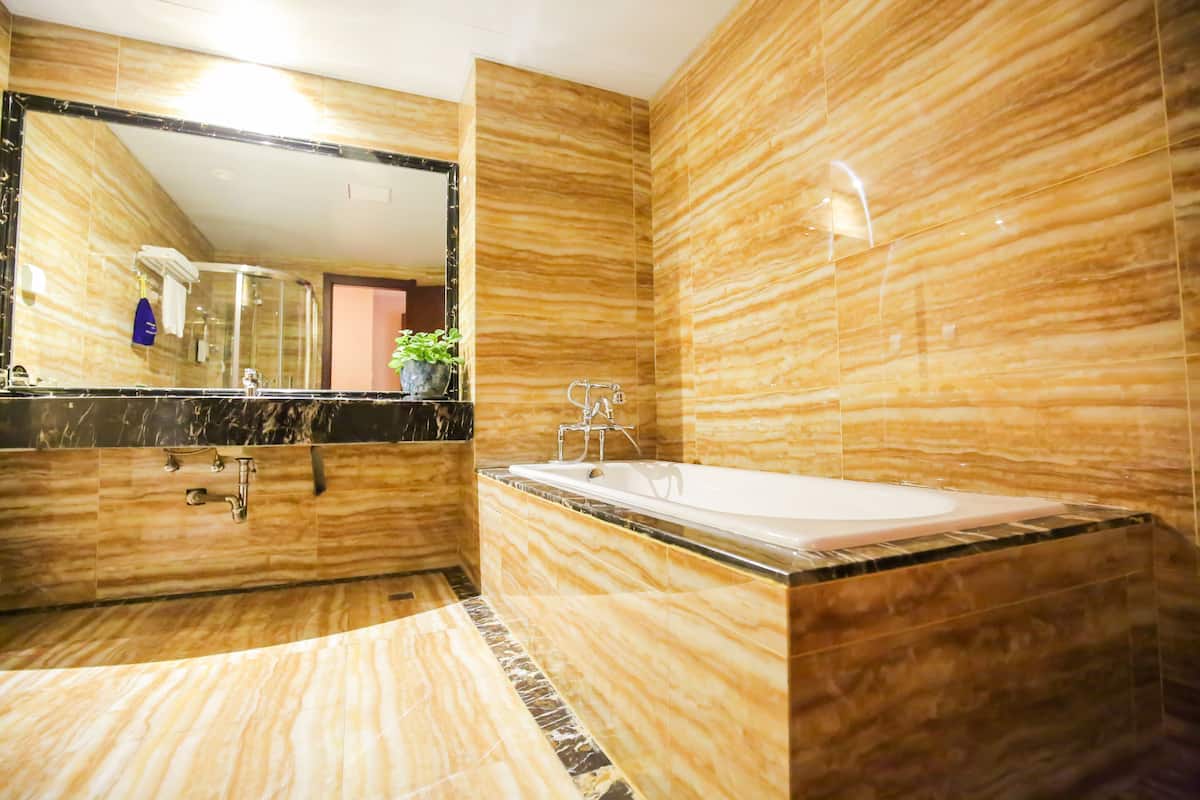 suite | deep-soaking bathtub