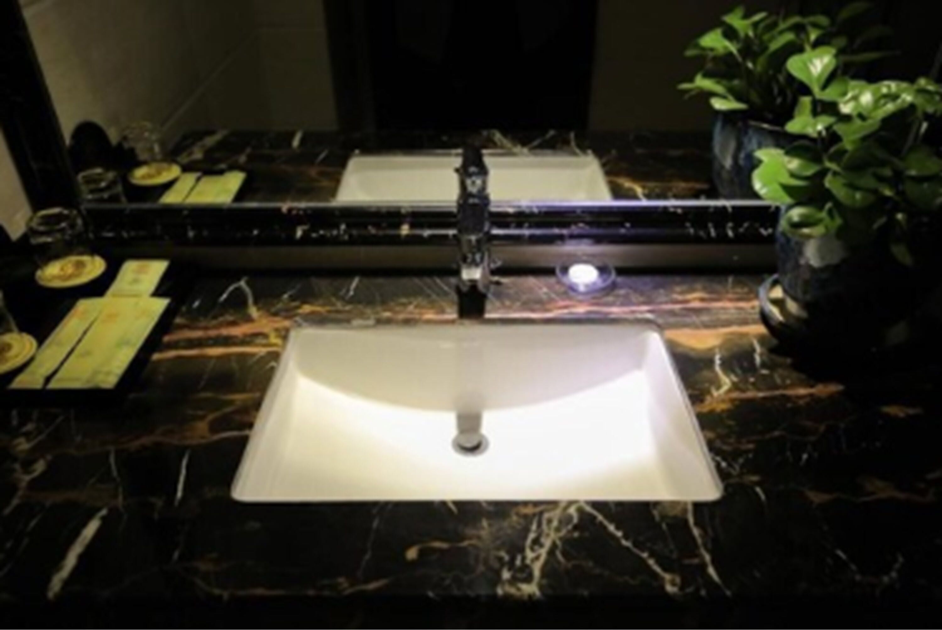 luxury twin room | bathroom | shower, hydromassage showerhead, free toiletries, hair dryer