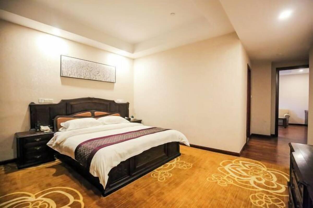 Premium bedding, individually decorated, individually furnished, desk